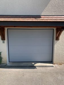 Porte de garage gris clair