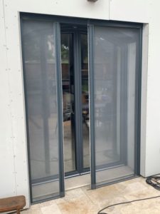 moustiquaire latérale entre ouverte