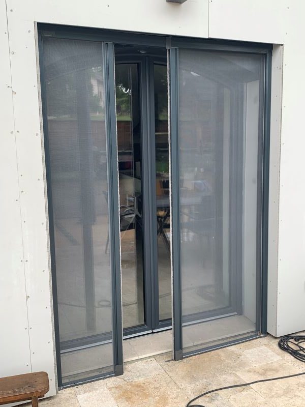 moustiquaire latérale entre ouverte