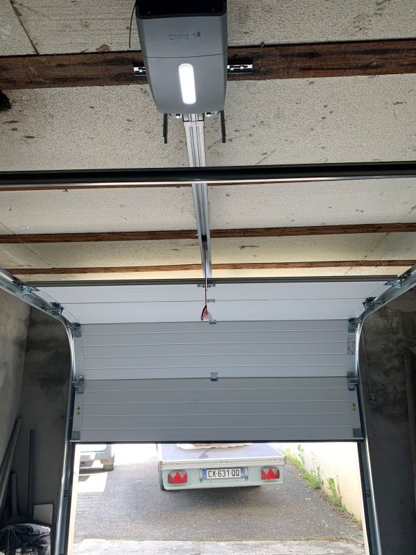 Porte de garage vue interieur avec son moteur