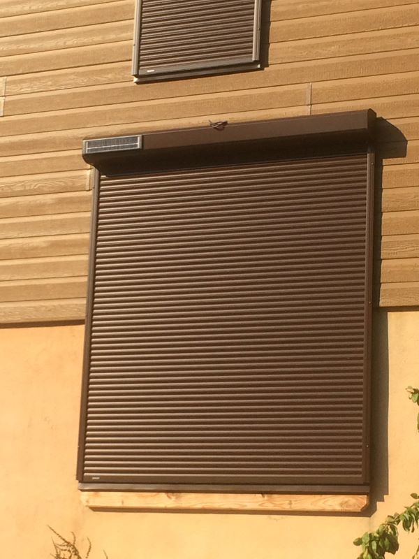 Volet roulant solaire marron