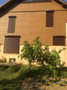 Volet roulant solaire marron