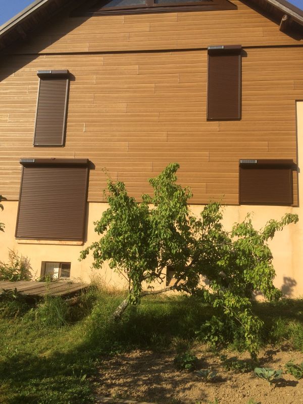 Volet roulant solaire marron