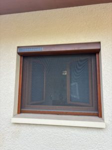 Moustiquaire verticale ton bois